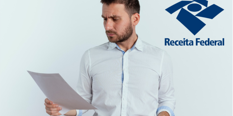 Homem analisando documentos ao lado da logo da Receita Federal.