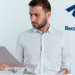 Homem analisando documentos ao lado da logo da Receita Federal.