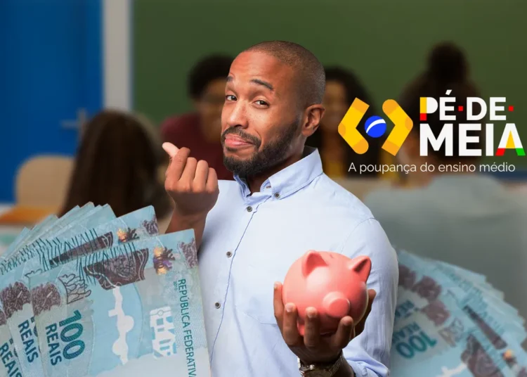 Homem segurando cofrinho rosa e mostrando dinheiro ao lado do logo Pé-de-Meia em sala de aula.