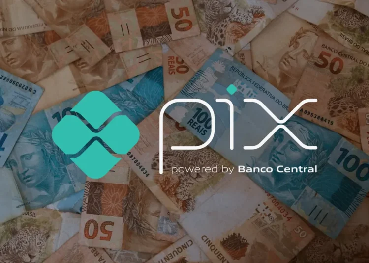 Logotipo do Pix sobre várias notas de 50 e 100 reais espalhadas com destaque ao Banco Central.