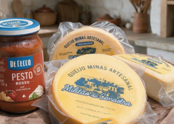 Queijo Minas Artesanal Miltião do Canastra e Pesto Rosso De Cecco em ambiente rústico.