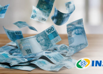 Notas de cem reais caindo com logo do INSS indicam benefício ou pagamento extra