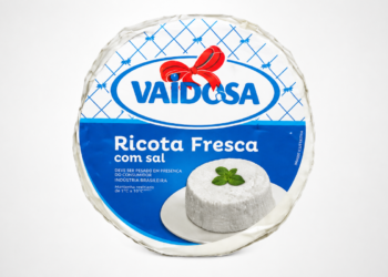 Ricota Fresca com sal Vaidosa embalagem azul com destaque para marca