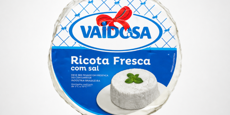 Ricota Fresca com sal Vaidosa embalagem azul com destaque para marca