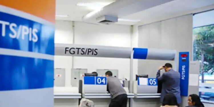 Pessoas em fila e funcionários atendendo guichês numerados 04 e 05 em agência FGTS/PIS