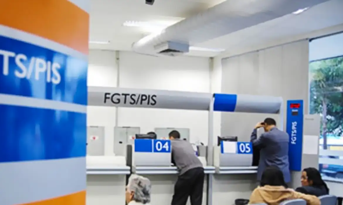 Três pessoas em guichês de atendimento FGTS/PIS, ambiente de agência, placas azuis
