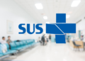 Logotipo do SUS em destaque sobre sala de espera hospitalar brasileira.