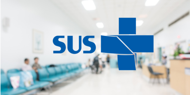 Logotipo do SUS em destaque sobre sala de espera hospitalar brasileira.