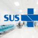 Logotipo do SUS em destaque sobre sala de espera hospitalar brasileira.