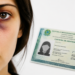 Mulher com hematoma no olho segura um documento em imagem que ilustra projeto sobre proteção a vítimas de violência doméstica.