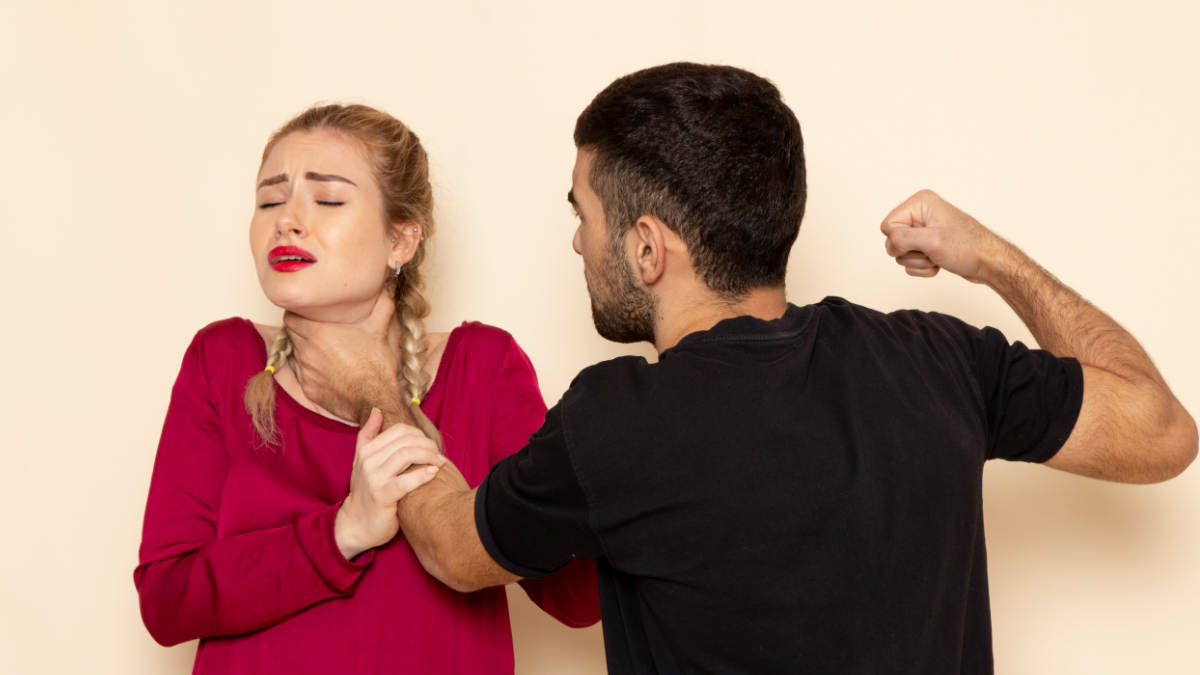 Cena simulada de violência doméstica com casal jovem para campanhas de conscientização.