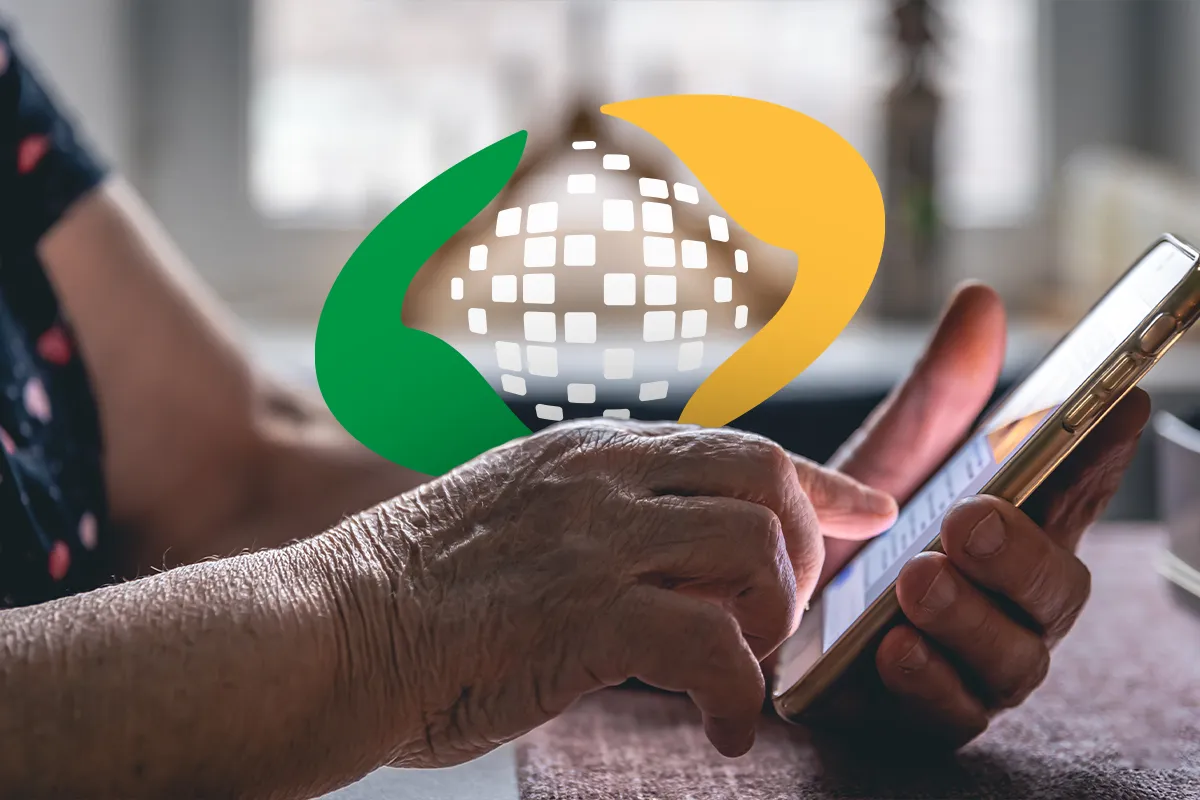 Imagem ilustrativa de pessoa idosa usando o celular com a logomarca da Previdência Social sobreposta, representando o agendamento de perícia e avaliação social pelo Meu INSS.