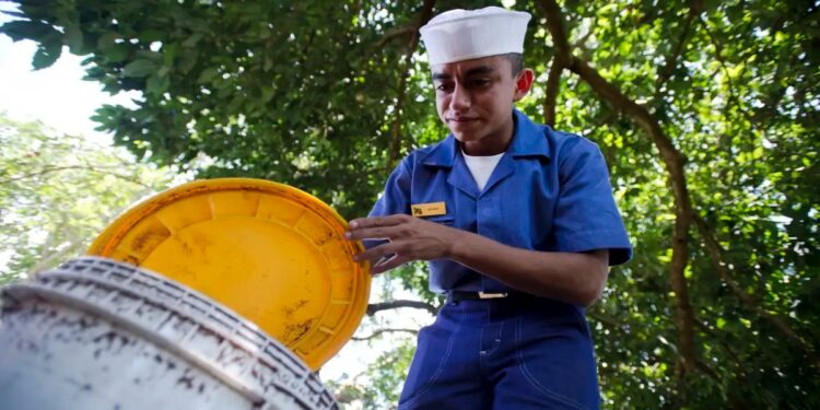 Agente de combate às endemias vistoria um recipiente em campo, imagem que ilustra a matéria sobre a PEC 14/2021, que cria aposentadoria especial para agentes de saúde com idade escalonada até 2041