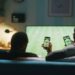 Apostadores acompanham jogo de futebol com aplicativos de apostas no celular, público atingido pelas novas regras de publicidade de bets
