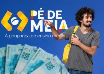Estudante com mochila amarela aponta para a logomarca do Pé-de-Meia ao lado de cédulas de cem reais