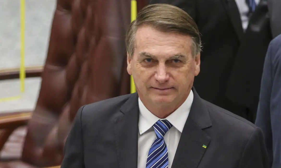 Retrato do ex-presidente Jair Bolsonaro de terno, ilustrando a decisão do STF que mantém sua prisão domiciliar sem prazo