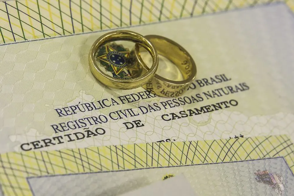 Menores de 16 anos: Câmara aprova nulidade total de casamentos; texto segue ao Senado 2 Duas alianças douradas apoiadas sobre certidão de casamento brasileira, com brasão nacional visível