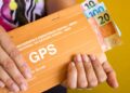 Mãos preenchendo guias GPS da Previdência Social para manter a qualidade de segurado do INSS