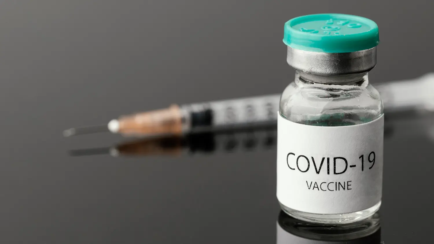 Anvisa Determina Atualização das Vacinas Contra Covid-19 no Brasil 2 Imagem ilustrativa de frasco de vacina contra a covid-19 e seringa após nova determinação da Anvisa.
