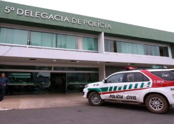 Viatura da Polícia Civil do Distrito Federal em frente a uma delegacia, ilustrando a apreensão das armas determinada na decisão sobre Bolsonaro