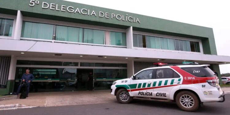 Viatura da Polícia Civil do Distrito Federal em frente a uma delegacia, ilustrando a apreensão das armas determinada na decisão sobre Bolsonaro
