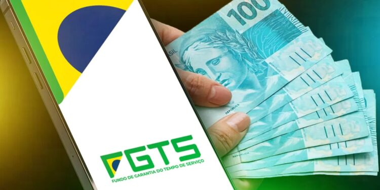 Celular com a logomarca do FGTS ao lado de cédulas de 100 reais, arte sobre a divisão de R$ 13,2 bilhões do lucro do fundo entre os trabalhadores