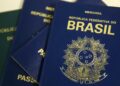 Imagem ilustrativa de passaportes brasileiros de capa azul com o brasão da República e a inscrição Mercosul, empilhados sobre uma superfície clara, cena usada para tratar da taxa, do prazo e dos documentos exigidos para a emissão do passaporte em 2026