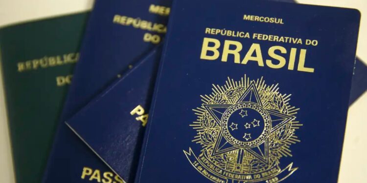 Imagem ilustrativa de passaportes brasileiros de capa azul com o brasão da República e a inscrição Mercosul, empilhados sobre uma superfície clara, cena usada para tratar da taxa, do prazo e dos documentos exigidos para a emissão do passaporte em 2026