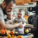 Pai grava vídeo com filho pequeno em ambiente doméstico para publicação na internet.