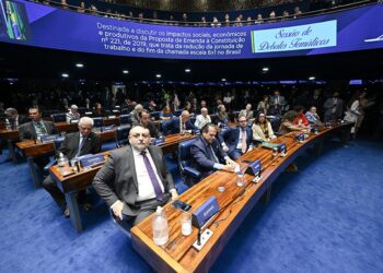 Plenário do Senado Federal ocupado durante sessão de debates temáticos sobre a PEC 221/2019, que trata do fim da escala 6x1 e da redução da jornada de trabalho