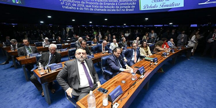 Plenário do Senado Federal ocupado durante sessão de debates temáticos sobre a PEC 221/2019, que trata do fim da escala 6x1 e da redução da jornada de trabalho