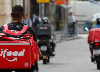 Entregador de aplicativo pedala com mochila de entregas nas costas, público que pode financiar bicicleta ou moto pelo Move Brasil