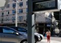 Termômetro de rua marca 42°C em uma via movimentada, ilustrando as ondas de calor associadas ao El Niño de 2026