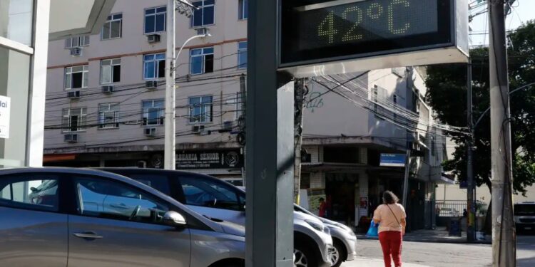 Termômetro de rua marca 42°C em uma via movimentada, ilustrando as ondas de calor associadas ao El Niño de 2026