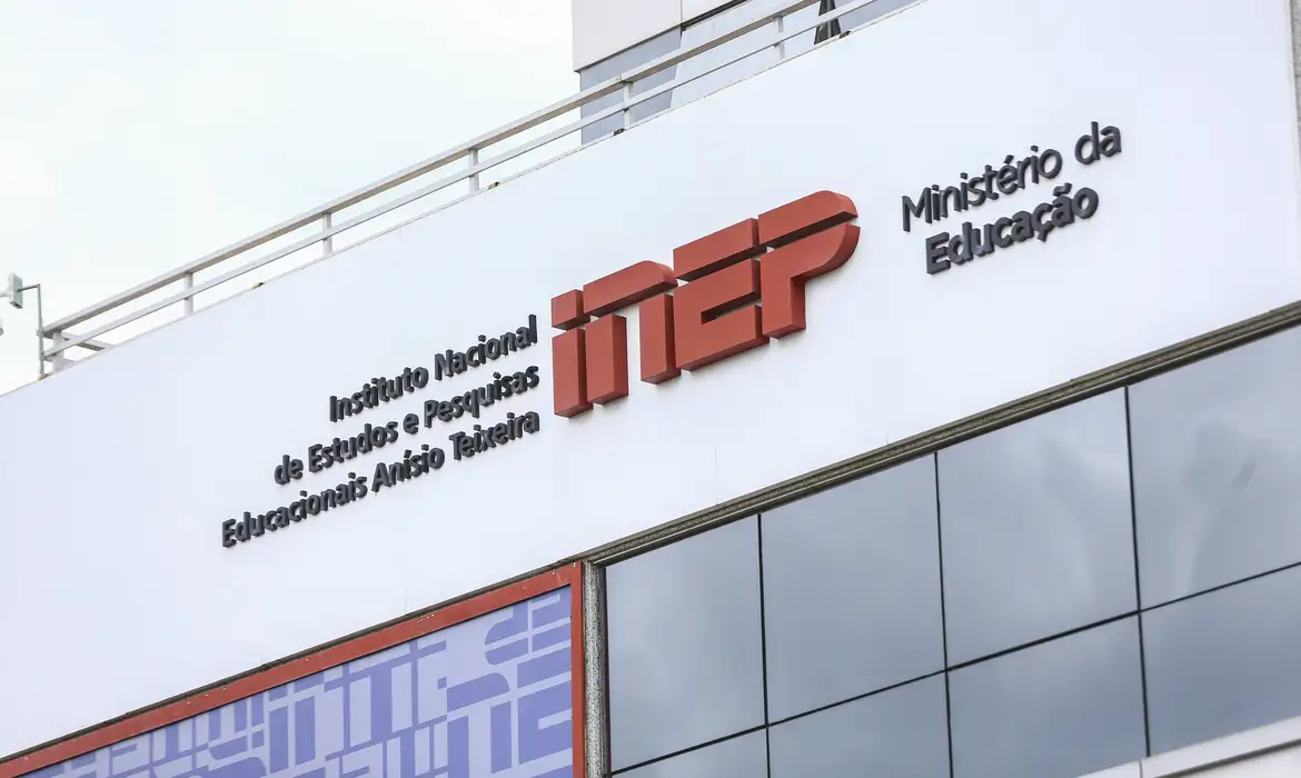 Fachada do prédio do Inep, órgão que organiza o Enem, ilustrando a matéria sobre o recorde de mais de 5 milhões de inscritos no exame de 2026