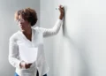 Professora em sala de aula representa a inscrição da PND 2026 prorrogada pelo Inep até sexta-feira (10).