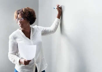 Professora em sala de aula representa a inscrição da PND 2026 prorrogada pelo Inep até sexta-feira (10).