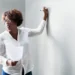 Professora em sala de aula representa a inscrição da PND 2026 prorrogada pelo Inep até sexta-feira (10).