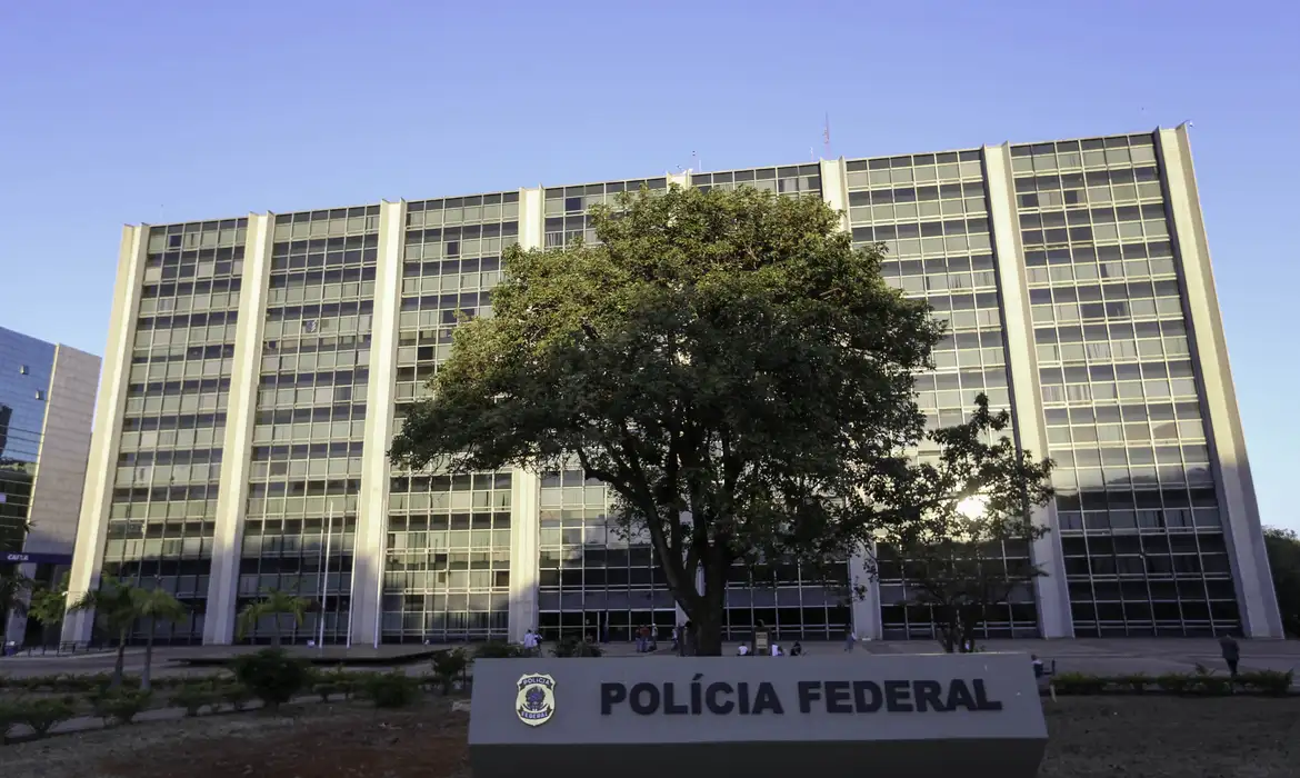 Fachada da sede da Polícia Federal, órgão que investiga as 87 empresas laranjas na Operação Véu de Maia
