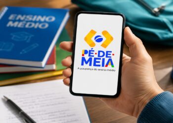 Celular com a marca do Pé-de-Meia nas mãos de um estudante, cuja conta depende da liberação feita pelo responsável legal na agência da Caixa