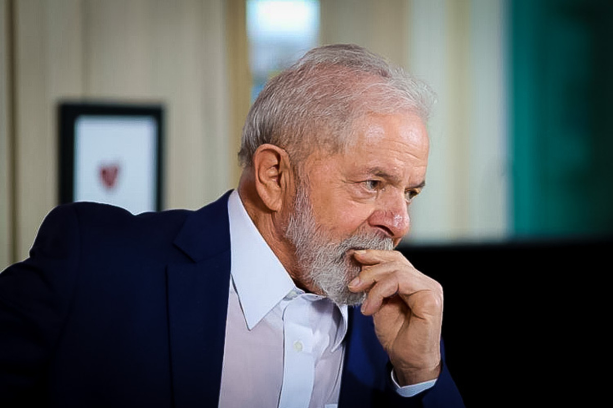 Presidente Luiz Inácio Lula da Silva em momento de reflexão durante agenda oficial.