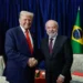 Lula e Donald Trump apertam as mãos diante das bandeiras do Brasil e dos Estados Unidos, simbolizando as relações comerciais e diplomáticas entre os dois países.
