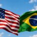 Imagem ilustrativa das bandeiras dos Estados Unidos e do Brasil lado a lado, representando o impasse comercial gerado pela nova sobretaxa sobre as exportações brasileiras