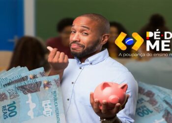 Jovem segura um cofre em formato de porquinho ao lado da logomarca do Pé-de-Meia e de cédulas de 100 reais, arte sobre o depósito de R$ 200 previsto para agosto