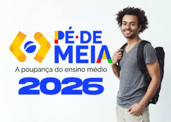 Estudante ao lado da identidade visual do Pé-de-Meia 2026, programa monitorado pelo MEC por meio da frequência escolar.