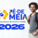 Estudante ao lado da identidade visual do Pé-de-Meia 2026, programa monitorado pelo MEC por meio da frequência escolar.