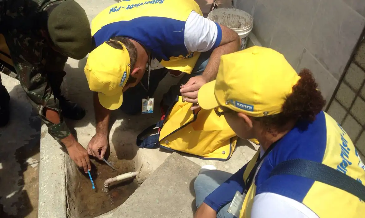 Equipe de agentes de combate às endemias inspeciona foco de água parada, cena que representa a matéria sobre a PEC que reduz a idade de aposentadoria dos agentes de saúde