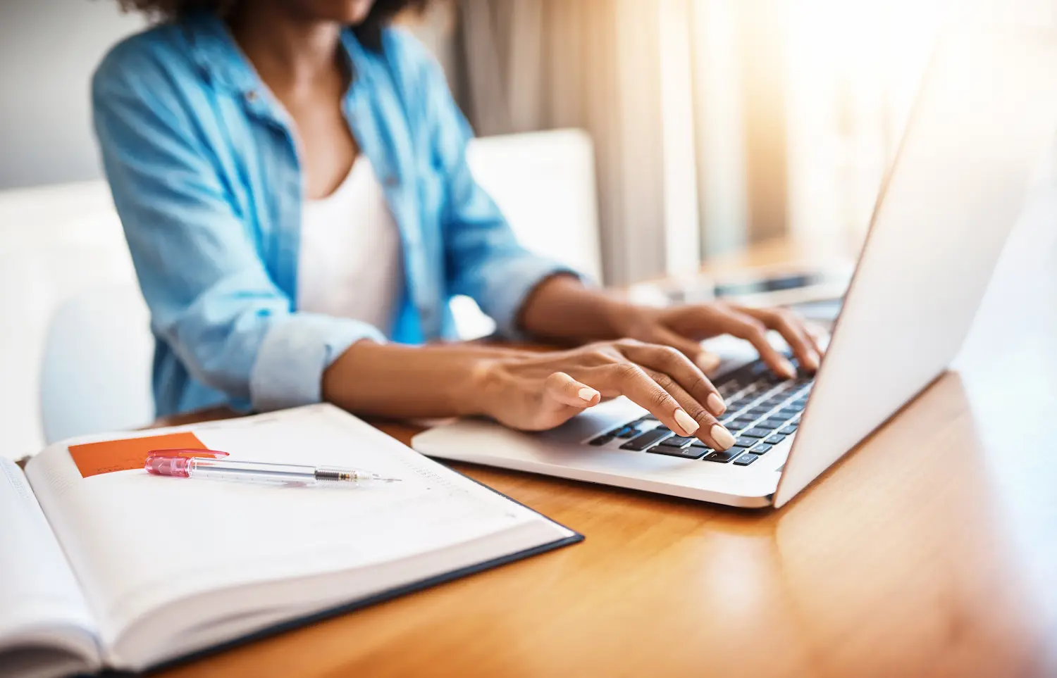 Pessoa realizando inscrição online da Prova Nacional Docente 2026 pelo Sistema PND do Inep.
