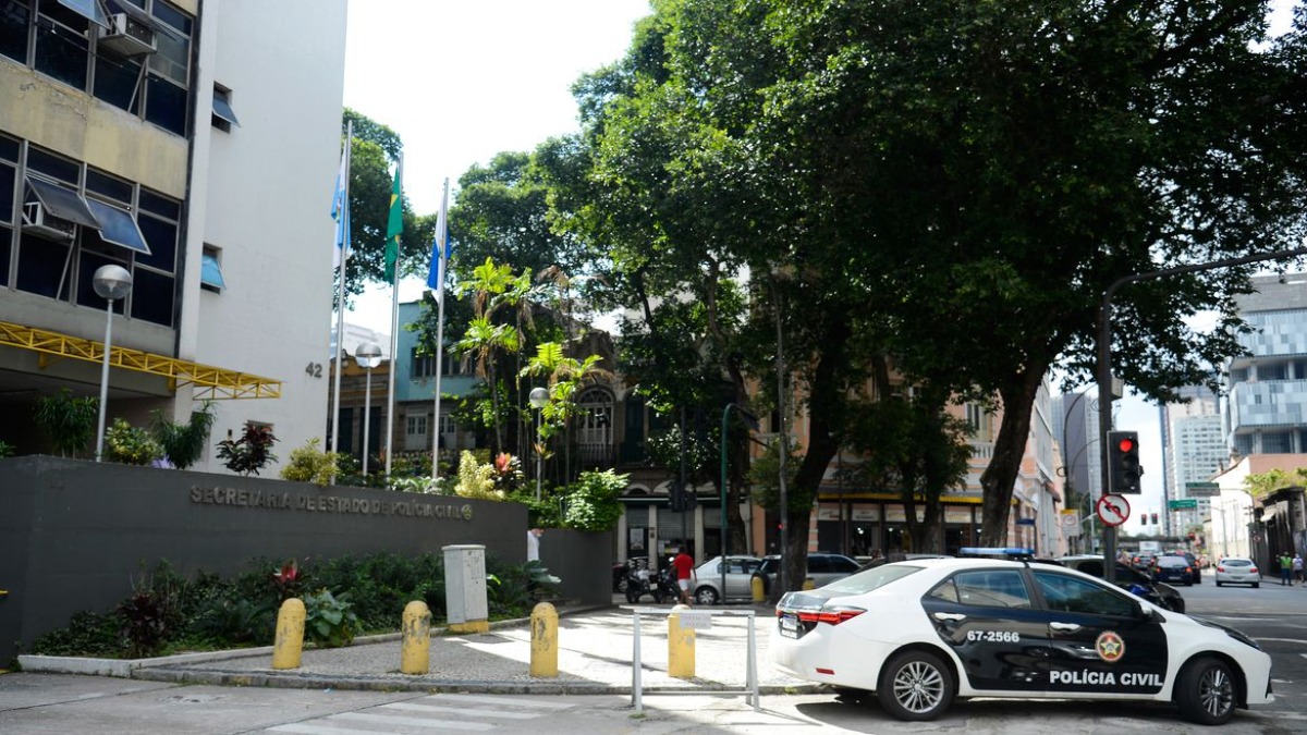 Viatura da Polícia Civil do RJ em frente à Secretaria de Estado de Polícia Civil, órgão responsável pela Operação VAR