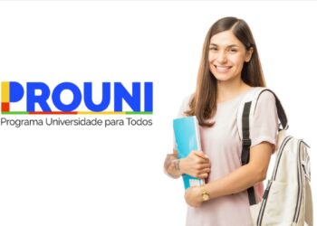 Estudante segura pasta de documentos ao lado da logomarca do Prouni, em referência à etapa de comprovação de informações exigida dos pré-selecionados na primeira chamada